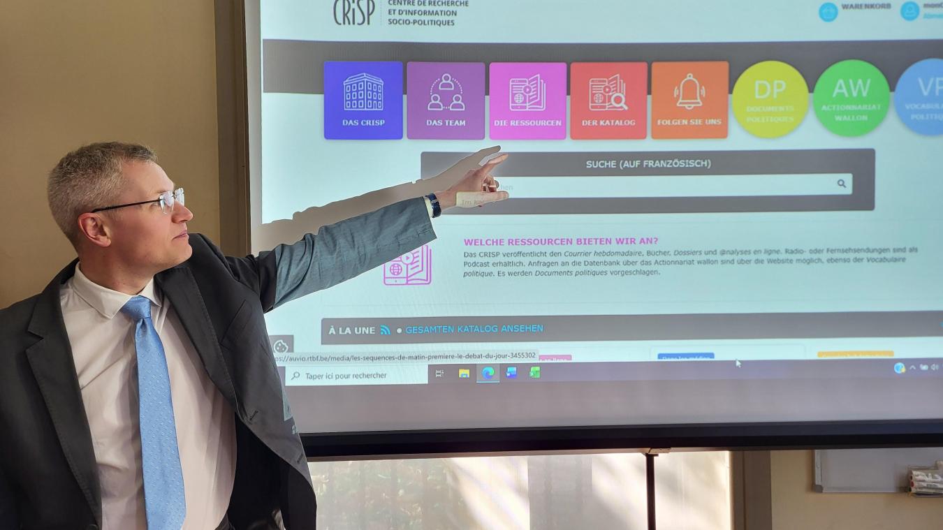 <p>Generaldirektor Jean Faniel zeigt’s auf der Leinwand: Auf der neuen Website des Crisp ist der Zugang zur digitalen Bibliothek der belgischen Politik jetzt auch auf Deutsch.</p>