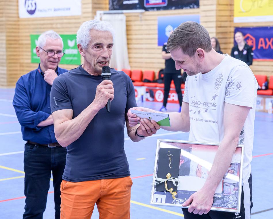 <p>Unter anderem von Eupens Sportschöffe Joseph Thaeter holte sich KTSV-Trainer Philipp Reinertz warme Worte ab.</p>