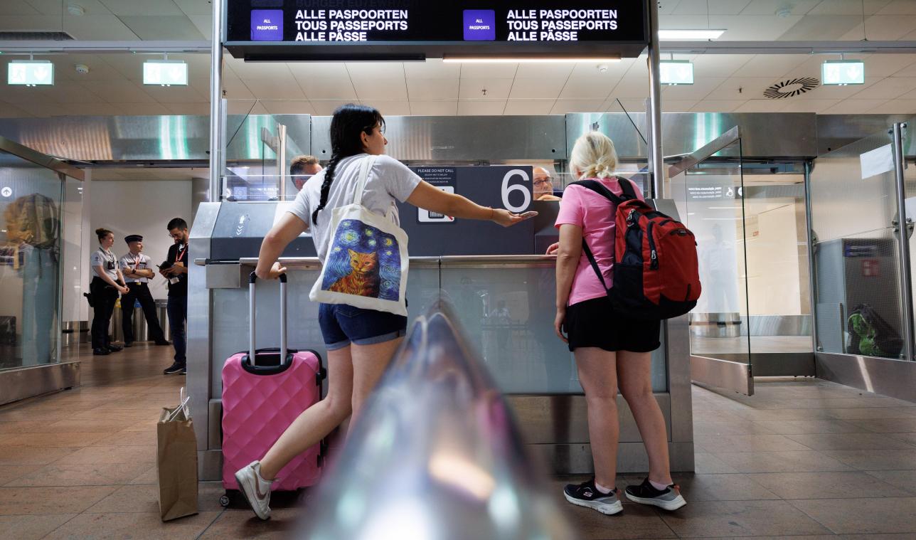 <p>Reisende am Landesflughafen in Zaventem bei der Passkontrolle: Immer mehr Belgier registrieren ihre Auslandsreisen vorab online, um im Notfall schneller Hilfe durch diplomatische Dienste zu erhalten.</p>