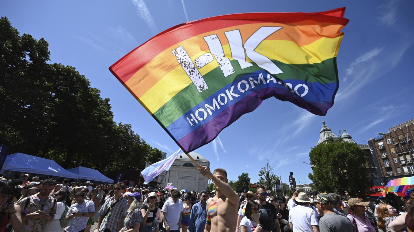 <p>Teilnehmer versammeln sich während des Budapest Pride Marsches in Budapest.</p>