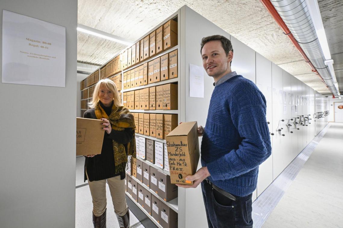 <p>Die Archivare Els Herrebout und Vitus Sproten freuen sich über das neue Gebäude.</p>