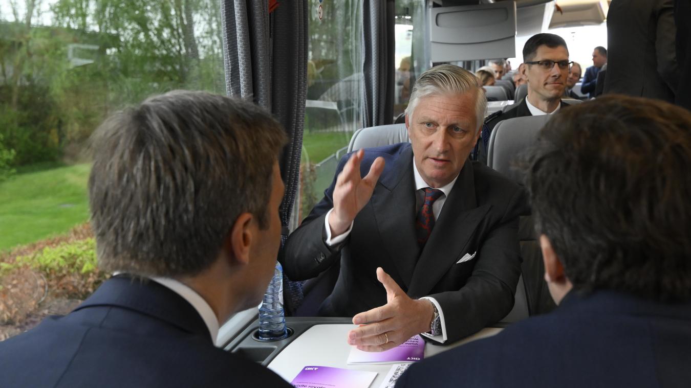 <p>Der König besucht mit dem Bus Unternehmen in Belgien.</p>