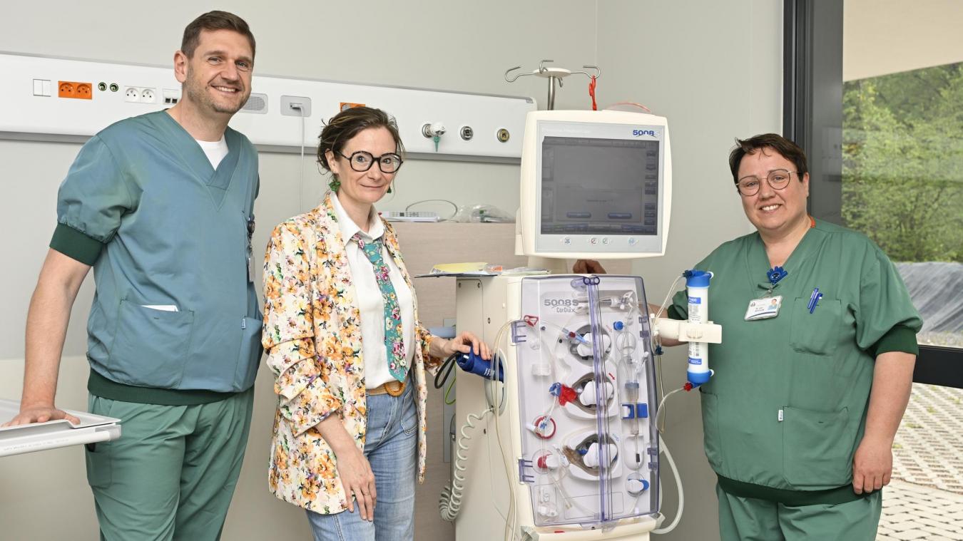 <p>Von rechts nach links: Dr. Grit Böckler, Leiterin der nephrologischen Abteilung, Krankenhausdirektorin Sophie Piedboeuf und Dr. Marco Miribung, ärztlicher Leiter der Intensivstation, vor einem der Dialysegeräte, die nierenkranken Patienten das Leben retten.</p>