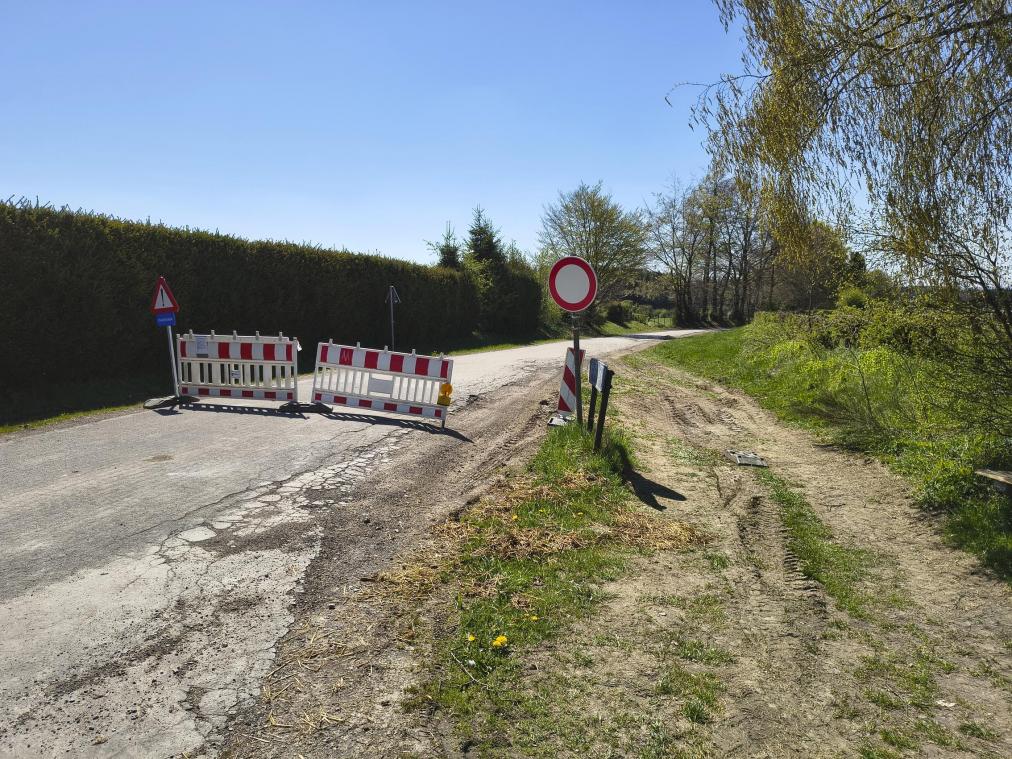 <p>Dass die Barrieren am sogenannten „Schoppener Pfad“, dem Verbindungsweg von Bütgenbach Schoppen, regelmäßig beiseitegeschoben oder umfahren werden, ist aus Sicht des Bütgenbacher Bauschöffen Stephan Noel ein Unding: „Eine gesperrte Straße ist eine gesperrte Straße“, sagte er am Dienstagabend im Gemeinderat.</p>