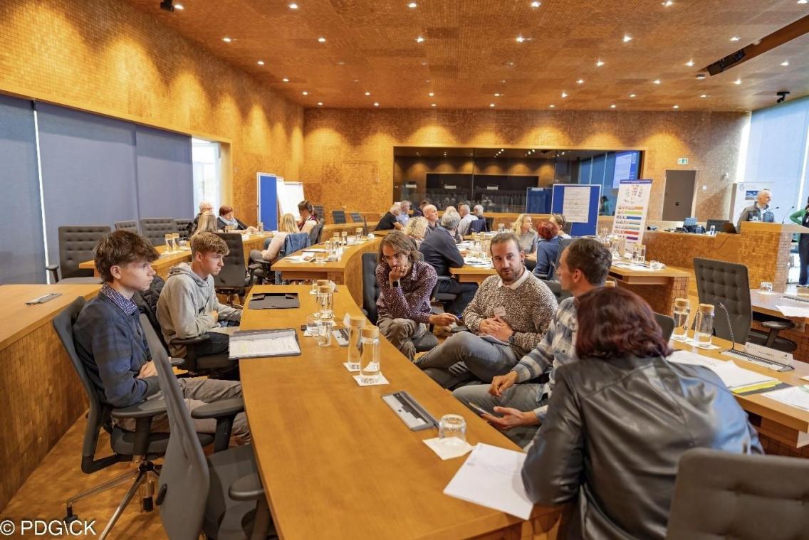 <p>Mitglieder einer früheren Bürgerversammlung erarbeiten Empfehlungen in Kleingruppen.</p>