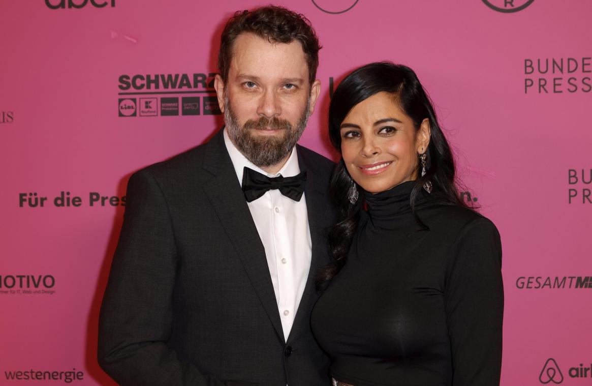 <p>Collien Fernandes und Christian Ulmen stehen im Mittelpunkt einer Debatte über digitale Gewalt: Fernandes wirft ihrem Ex-Partner vor, mithilfe von Fake-Profilen pornografische Deepfake-Inhalte verbreitet zu haben. Die Vorwürfe werden juristisch geprüft, für Ulmen gilt die Unschuldsvermutung. Der Fall hat in Deutschland eine breite Diskussion über den Umgang mit KI-generierten Missbrauchsinhalten ausgelöst.</p>