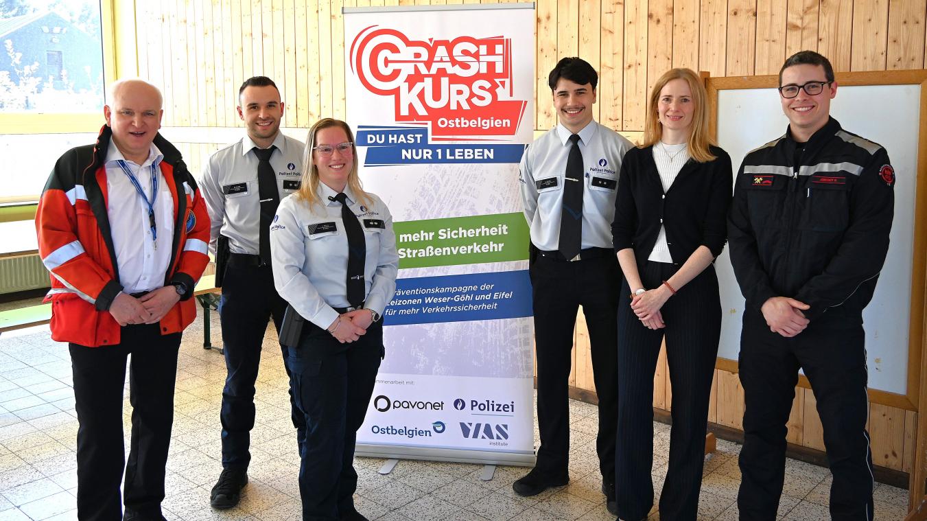 <p>Unter anderem erzählten Peter Dries, Marco Klein, Joelle Brüls, Ajman Krupic, Karin Küches und David Jodocy (v.l.n.r.) den Schülern von Verkehrsunfällen, die ihnen besonders in Erinnerung geblieben sind und die die Gefahren im Straßenverkehr verdeutlichen sollten.</p>