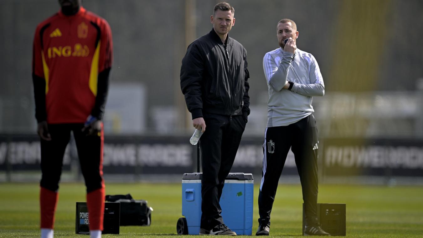 <p>Jan Vertonghen (Mitte) verfolgt beim Training der Nationalmannschaft aufmerksam das Geschehen: Der Rekordspieler der Roten Teufel sammelt derzeit Erfahrungen hinter den Kulissen des Verbands.</p>