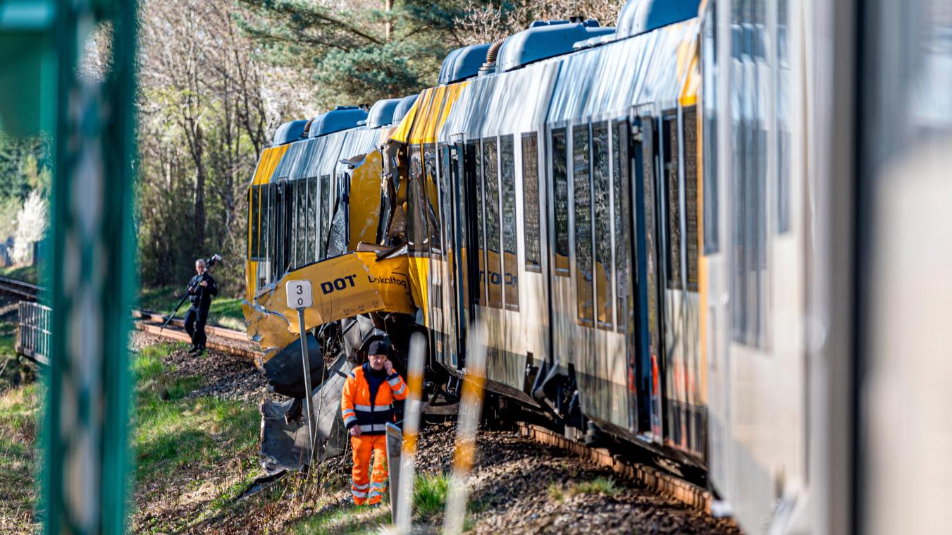 <p>Rettungskräfte sind an der Unfallstelle im Einsatz nachdem zwei Züge auf der Bahnstrecke zwischen Hillerød und Kagerup zusammengestoßen waren.</p>