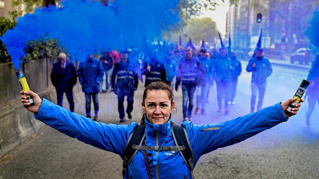 <p>Mit Rauchfackeln und Bannern zogen Polizisten durch Brüssel: Zahlreiche Beamte demonstrierten in der Hauptstadt gegen geplante Reformen und verschlechterte Arbeitsbedingungen.</p>