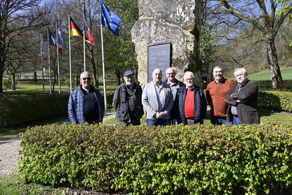 <p>Freuen sich auf den Europatag in Ouren am 9. Mai: v.l.n.r. Peter Philippe (Musikverein Dahnen), Wanderführer Klaus-Dieter Klauser, Bürgermeister Alain Stellmann, Theo Blasen (Musikverein Lieler), Franz Bittner (EVEA-Präsident), Bruno Echterbille (belgischer Sektionspräsident EVEA) und Paul Kremer (luxemburgischer Sektionspräsident EVEA).</p>