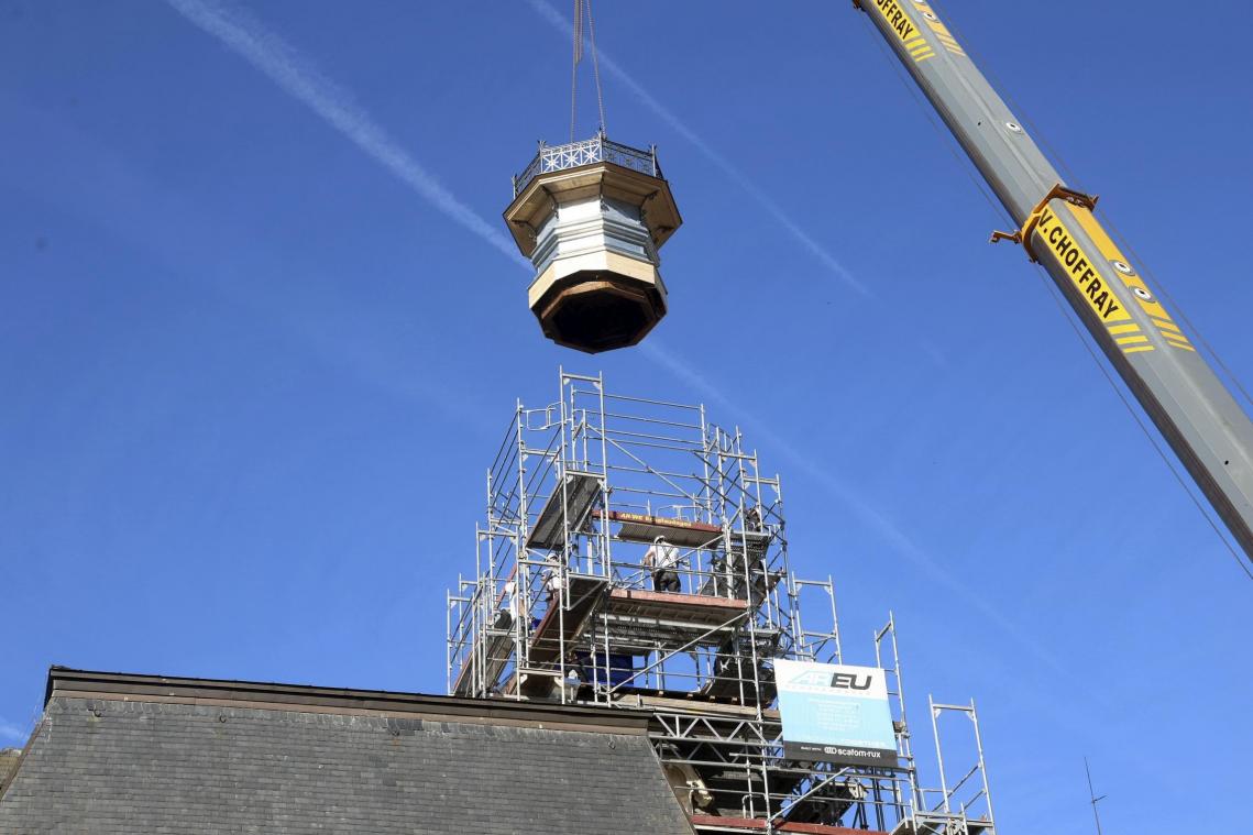 <p>Per Kran wurden die vier Teile des Rathausturms an ihren angestammten Platz gehievt.</p>