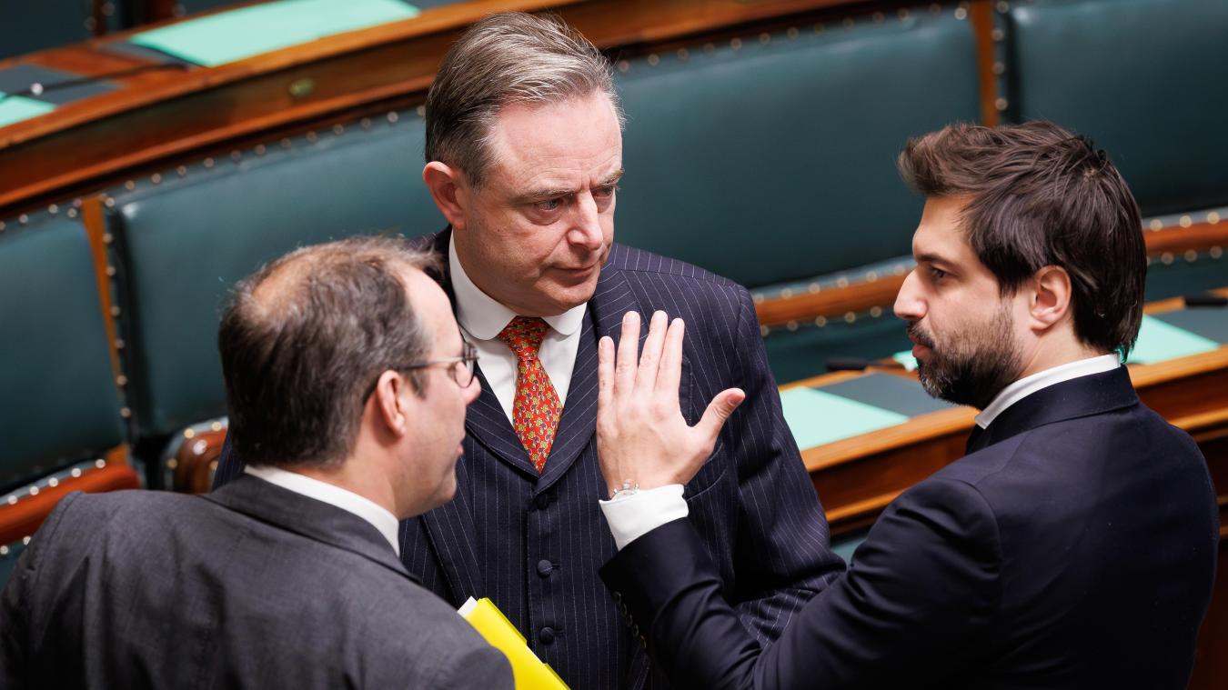 <p>MR-Chef Bouchez mit Premier De Wever und MR-Vizepremier Clarinval (v.r.)</p>