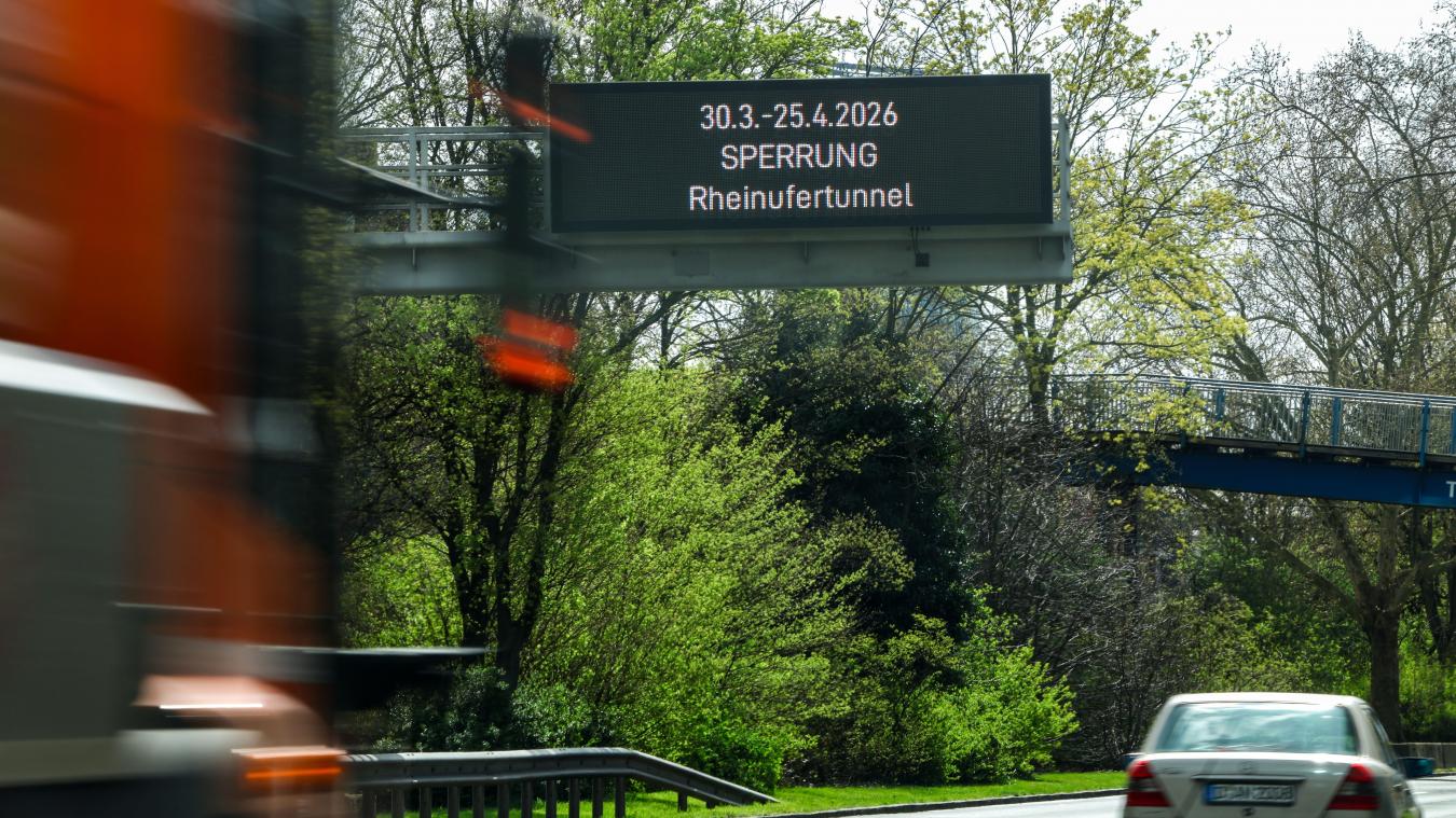 <p>Auf einer LED-Tafel an der B1, Kennedydamm, werden Autofahrer über die Sperrung des Rheinufertunnels informiert.</p>
