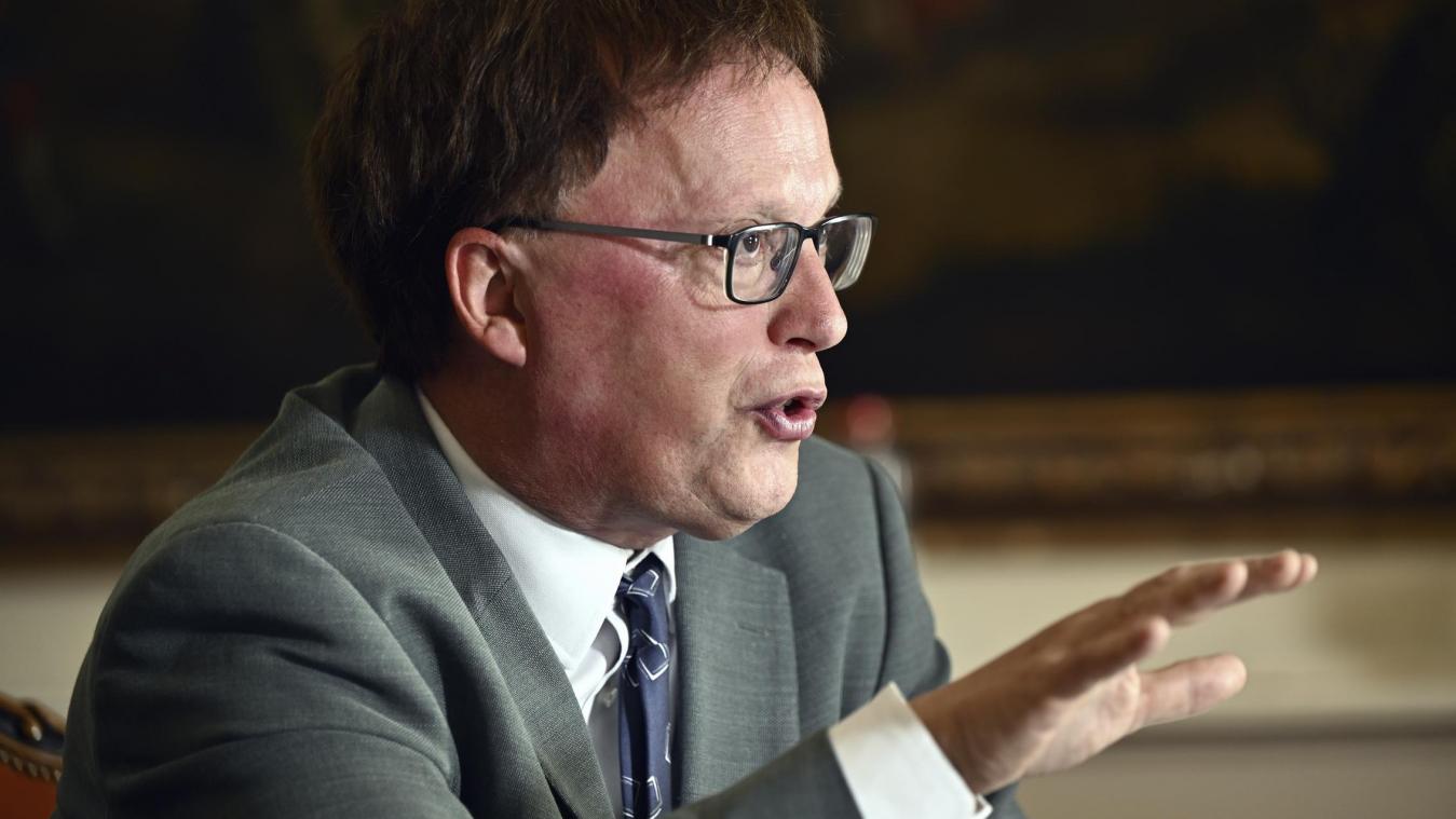 <p>Jean Deboutte, Direktor der belgischen Schuldenagentur, warnt nach der Herabstufung der Kreditwürdigkeit vor anhaltend hohen Haushaltsdefiziten und möglichen neuen Spannungen an den Finanzmärkten.</p>