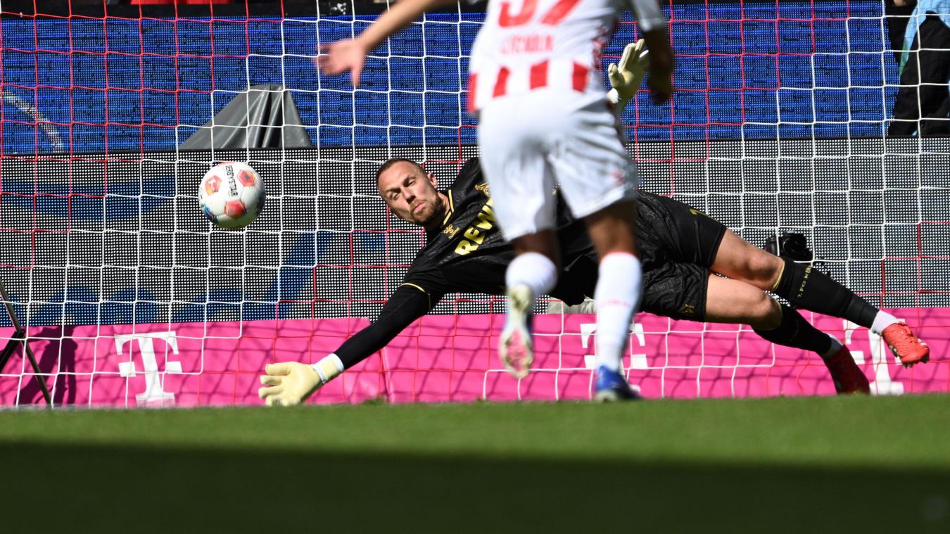 <p>Torwart Marvin Schwäbe kann den Elfmeter nicht halten.</p>