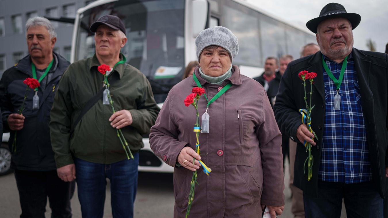 <p>Arbeiter, die bei den Aufräumarbeiten nach der Katastrophe im Kernkraftwerk Tschernobyl im Jahr 1986 geholfen haben, halten Blumen, bevor sie sie auf ein Denkmal für ihre gefallenen Kameraden in der Nähe des Kraftwerks legen.</p>