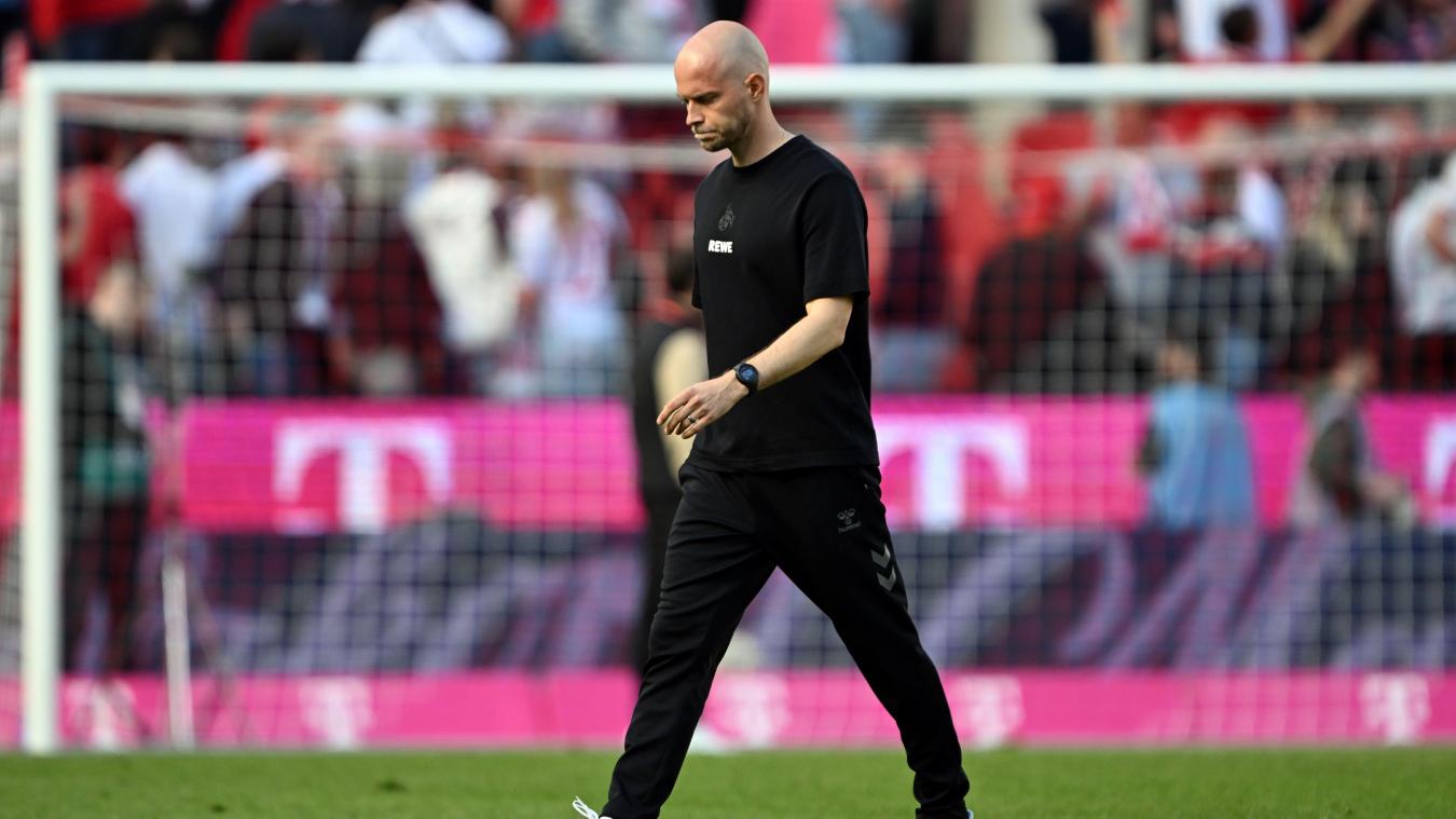 <p>Trainer René Wagner (1. FC Köln) nach dem Spiel auf dem Platz</p>