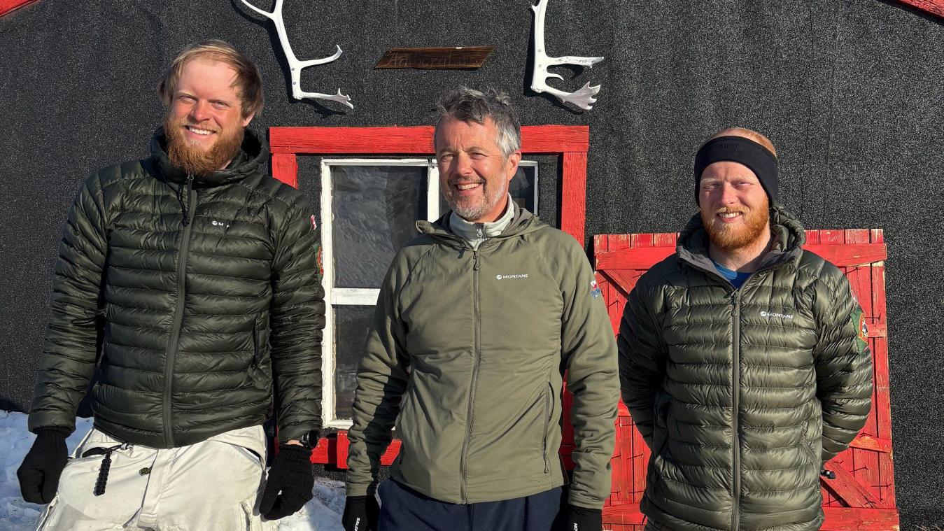 <p>Das Handout des dänischen Königshauses zeigt Frederik (Mitte), König von Dänemark, und seine Begleiter auf Grönland.</p>