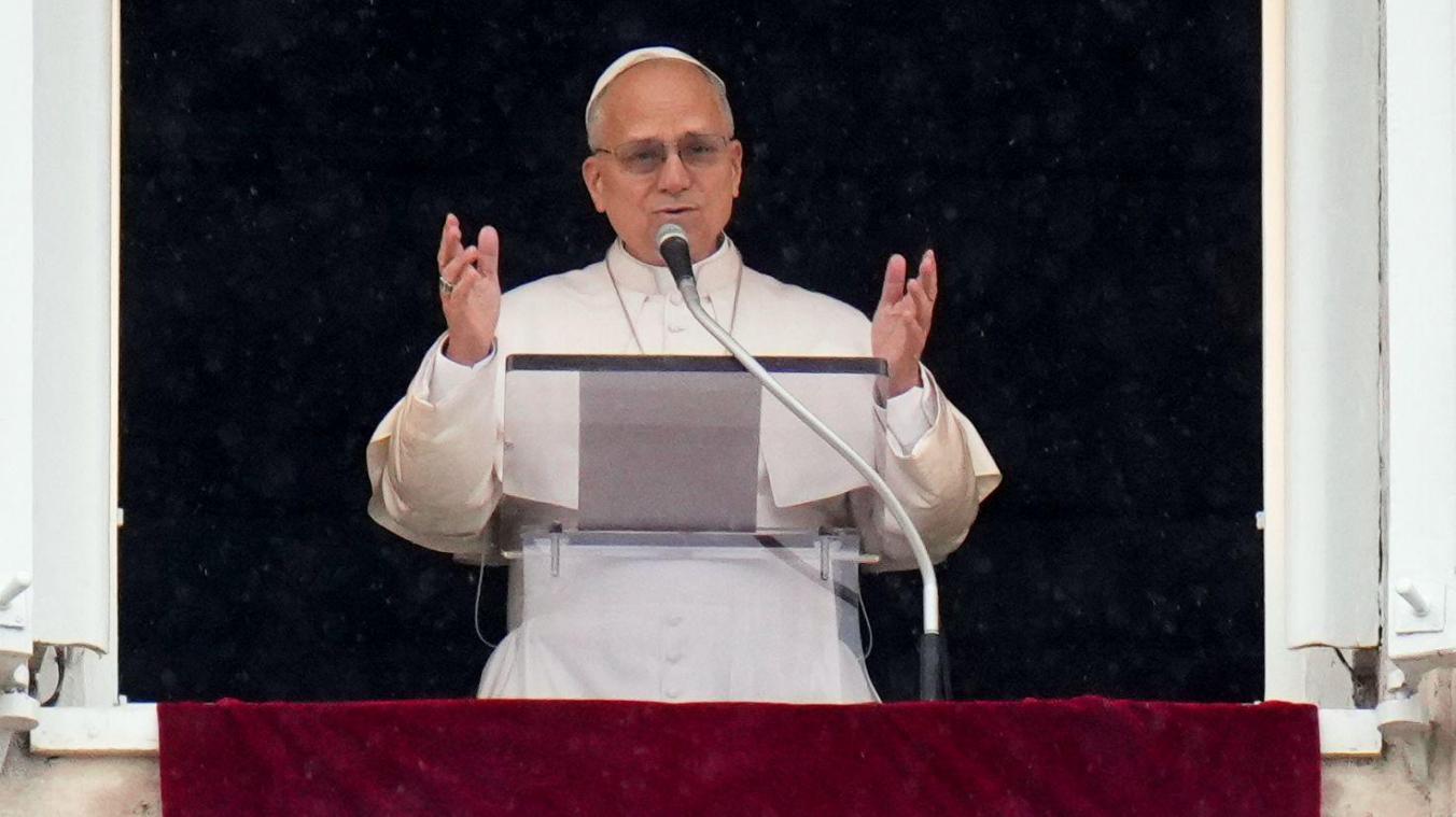 <p>Papst Leo XIV. steht am Fenster mit Blick auf den Petersplatz im Vatikan.</p>