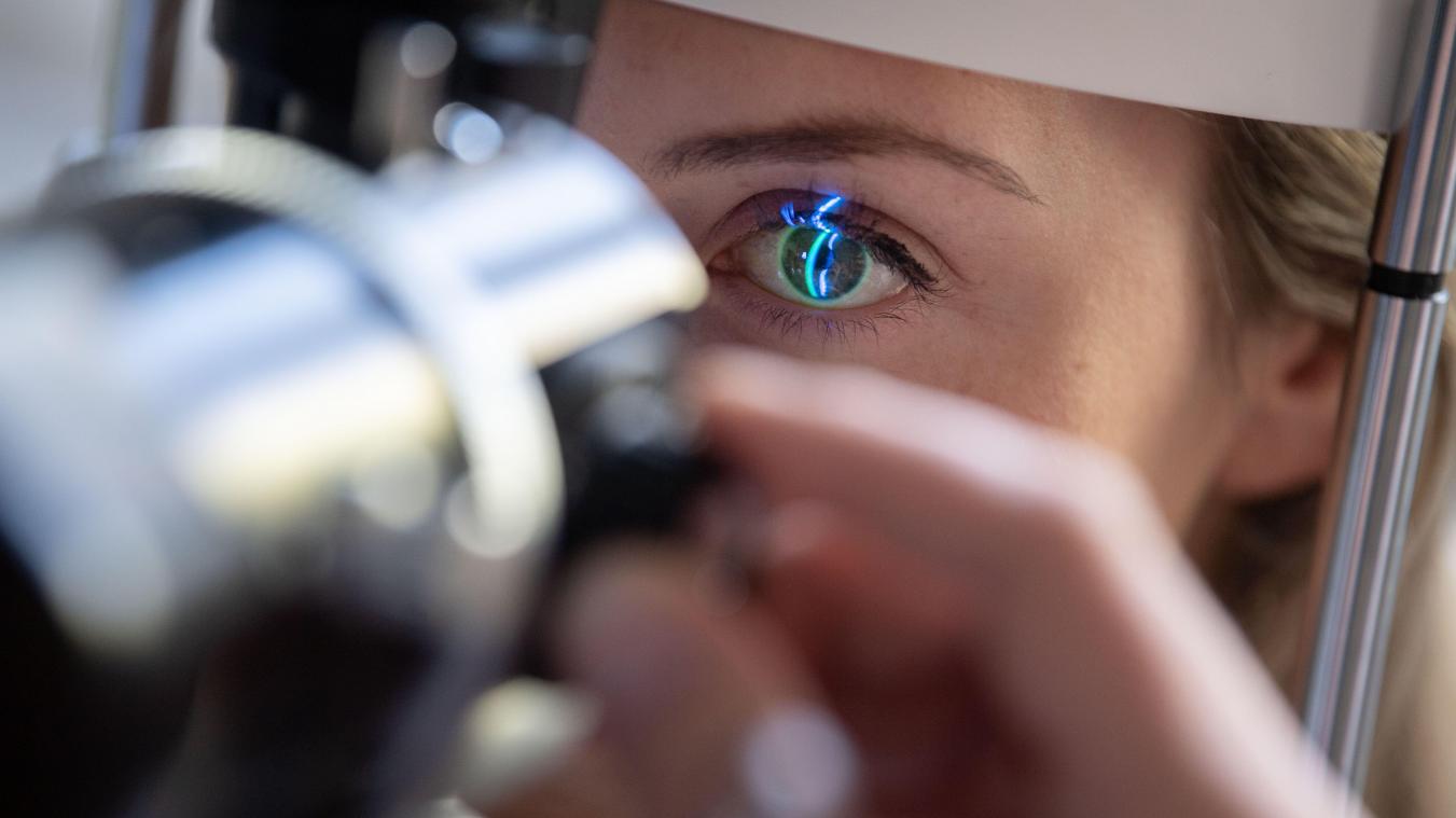 <p>Drohende Netzhautablösung: Treten Lichtblitze plötzlich und ohne äußeren Anlass auf, ist sofortige ärztliche Abklärung nötig.</p>