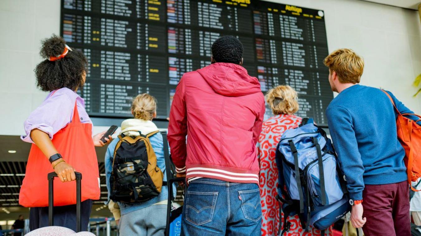 <p>Reisende verfolgen am Brüsseler Flughafen die Abflugtafel. Steigende Kerosinkosten und erste Flugstreichungen setzen Ticketpreise und Flugpläne zunehmend unter Druck.</p>
