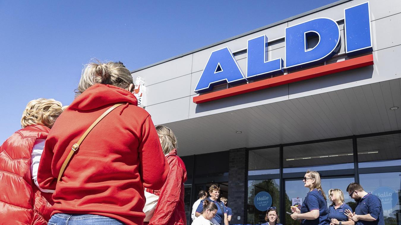 <p>Streikende Beschäftigte vor einer geschlossenen Aldi-Filiale am Freitag in Evergem. Mehrere Supermärkte der Kette blieben wegen Arbeitsniederlegungen geschlossen, nachdem Pläne für mögliche Sonntagsöffnungen für Proteste gesorgt hatten.</p>