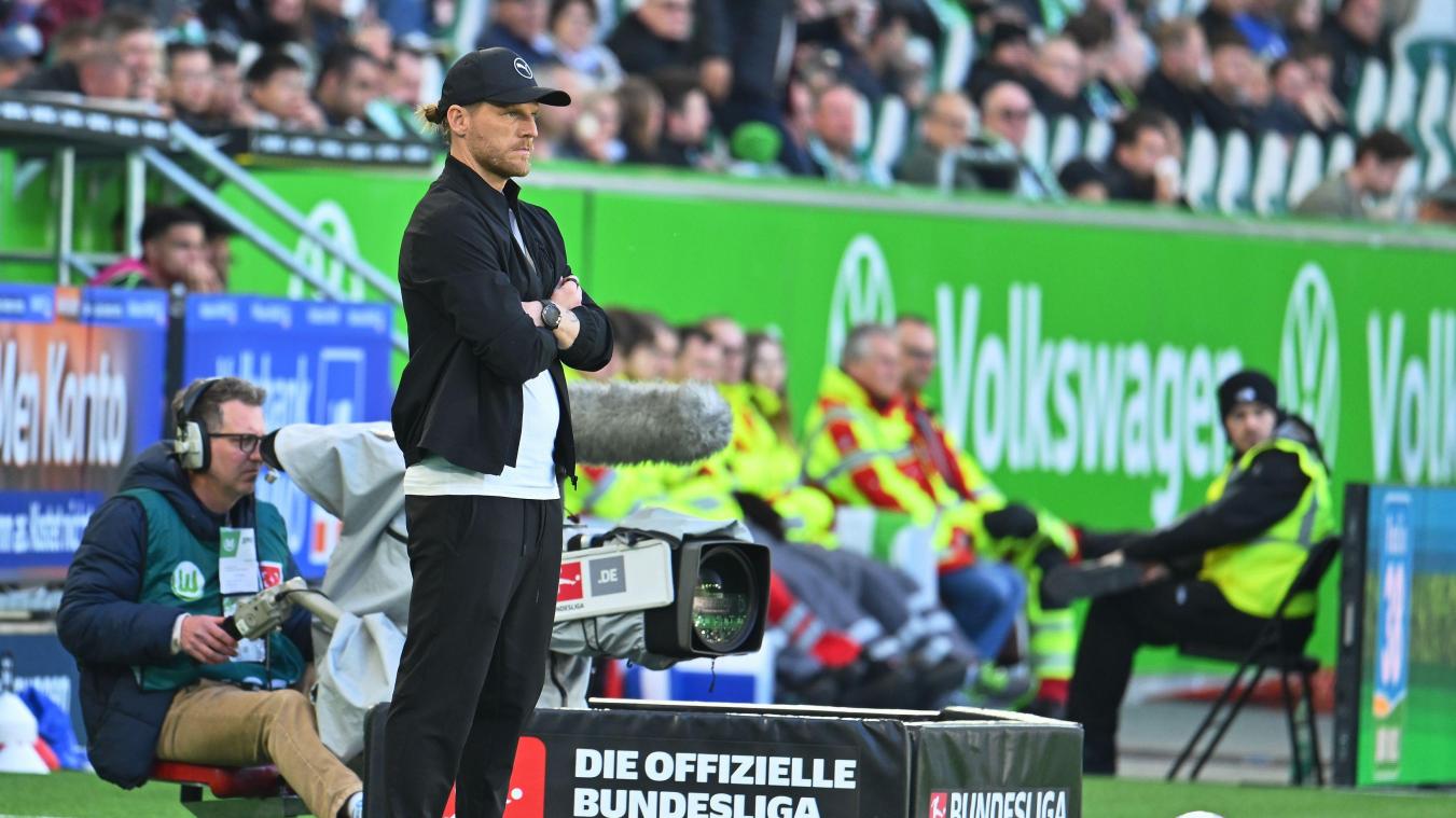 <p>Trainer Eugen Polanski (Borussia Mönchengladbach) steht am Spielfeldrand.</p>