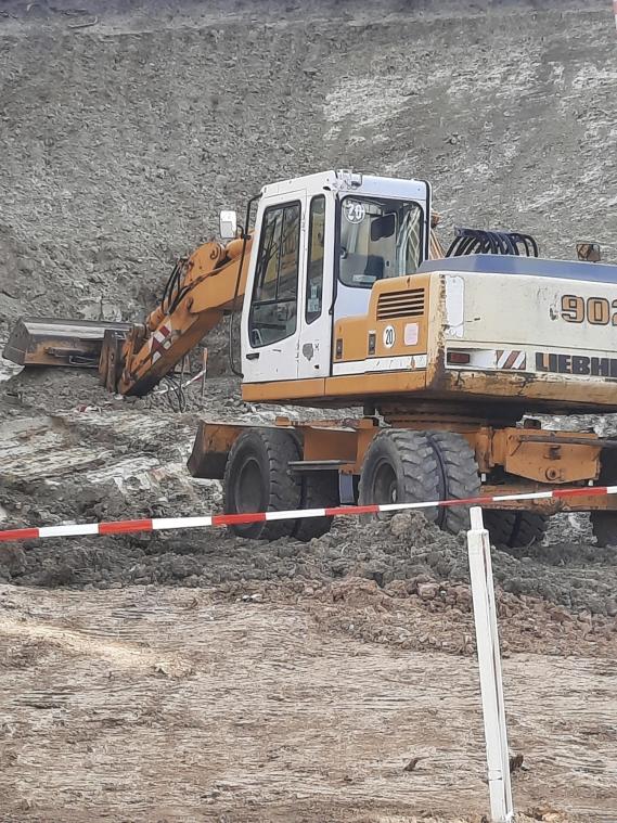 <p>Von Dienstag bis Sonntag hatte ein schwerer Bagger die Bombe gegenüber der Polizeiinspektion Prüm bewacht.</p>