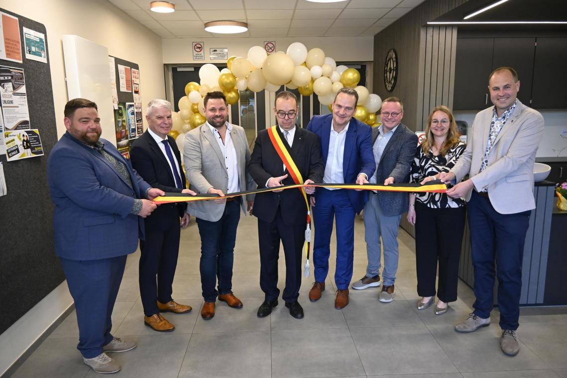 <p>Mit der feierlichen Banddurchtrennung durch Bürgermeister Rainer Stoffels konnten die rundum renovierte Büllinger Sporthalle, der neue Dorfsaal und der Verbindungsweg zum Dorfzentrum am Freitagabend offiziell eröffnet werden.</p>