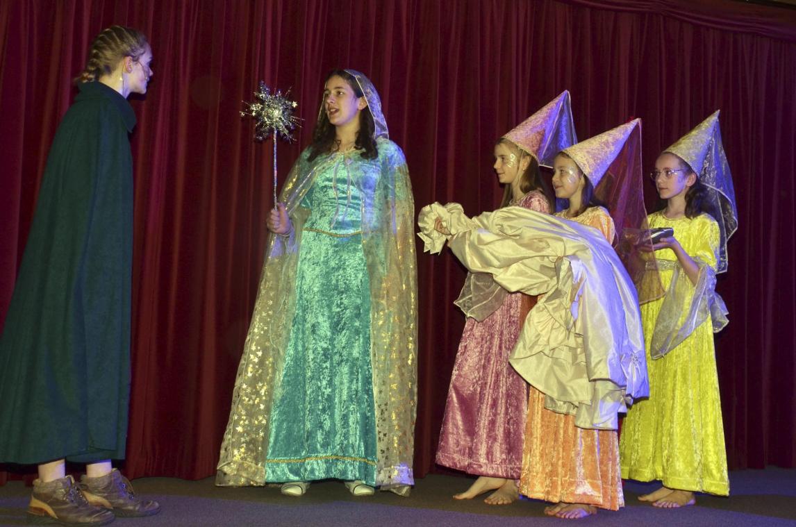 <p>Kindertheater in Weywertz: Dank der guten Fee gelingt es Aschenputtel, ein weißes Kleid zu erhalten.</p>