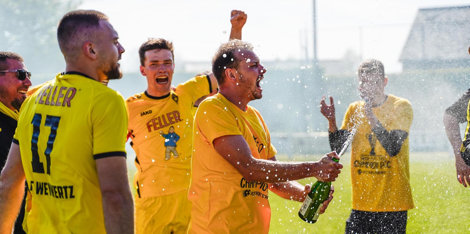 <p>Kevin Fassin lässt die Korken knallen.</p>