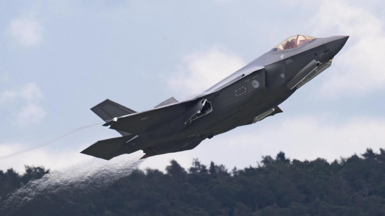 <p>Ein Kampfjet vom Typ F-35 startet auf der US-Airbase Ramstein: Das Modell zählt zu den meistverkauften Rüstungsexporten der USA. Laut Sipri erreichten die weltweiten Militärausgaben zuletzt ein Rekordniveau.</p>