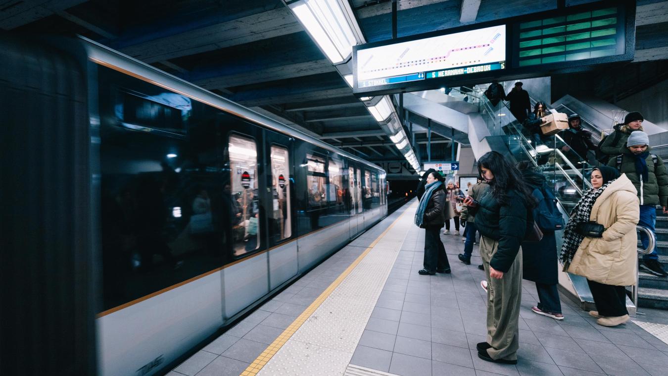 <p>Fahrgäste warten in der Brüsseler Metrostation Arts-Loi auf den einfahrenden Zug: Der öffentliche Nahverkehr ist immer wieder von Vandalismusschäden betroffen, die hohe Kosten verursachen.</p>