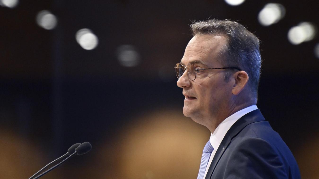 <p>Ministerpräsident Oliver Paasch hat am Montag im Parlament der DG die erste Anpassung des Haushalts 2026 vorgestellt. Vier Monate nach Verabschiedung des Ursprungshaushaltes bekräftigte er den strikten Sparkurs. Die DG-Regierung setze trotz Krisen weiter auf stabile Finanzen sowie Investitionen in Bildung und Gesundheit.</p>