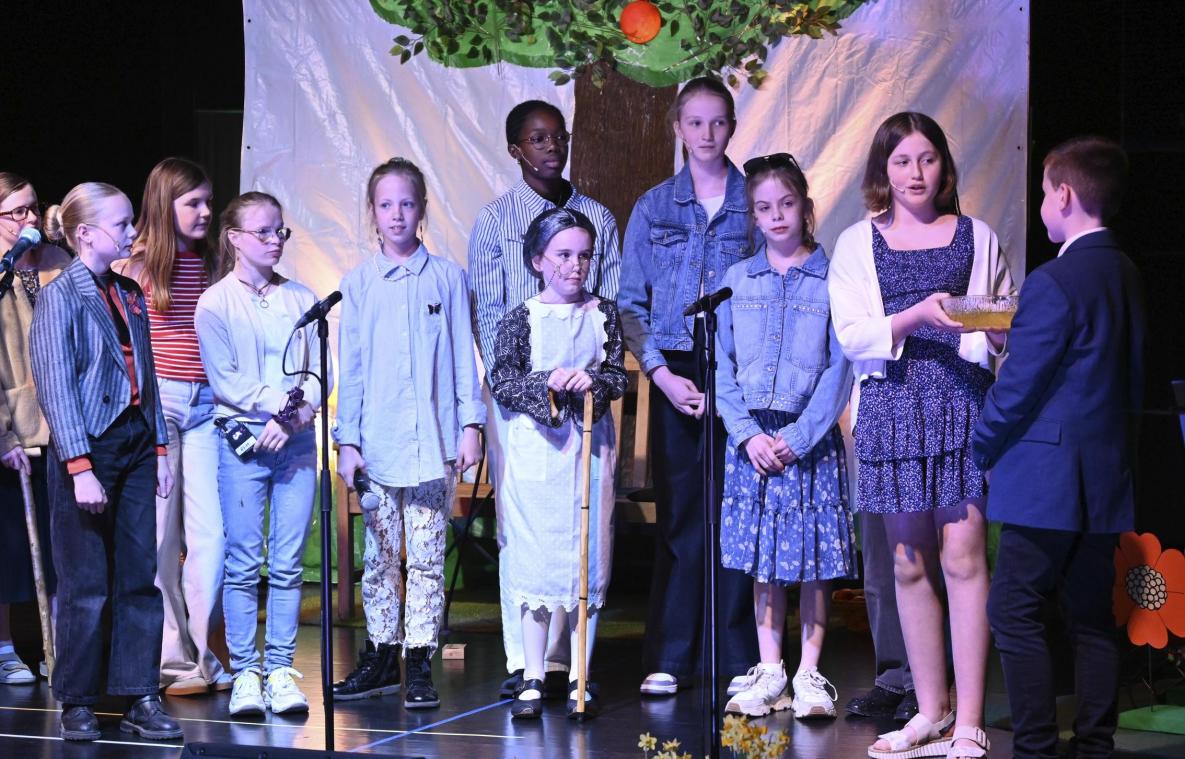 <p>Bei dem Musical „Das Apfelkomp(l)ott“ standen 44 Kinder zwischen fünf und 14 Jahren auf der Bühne des Mozart-Saals in Worriken.</p>