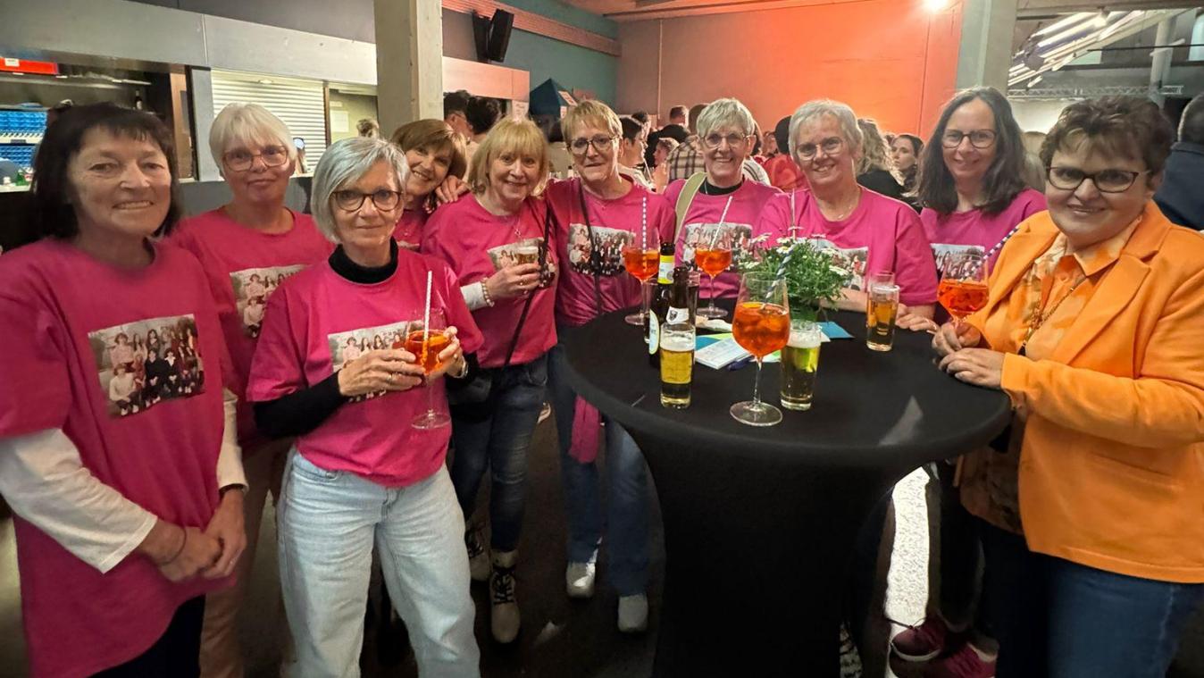 <p>Bei der Feierstunde am Samstag trafen zahlreiche Schulkameraden wieder aufeinander.</p>