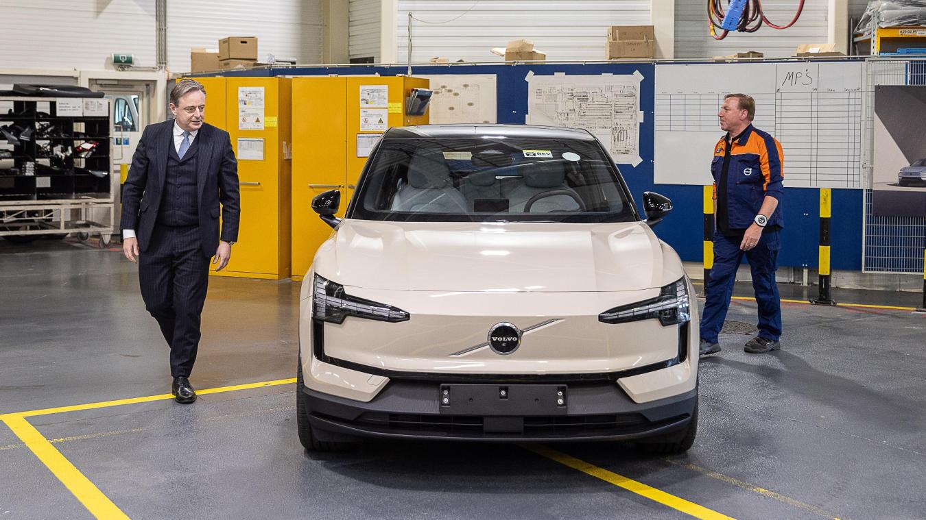 <p>Premierminister Bart De Wever (rechts) bei einem Besuch im Werk von Volvo Car Gent: Eine Taskforce unter seiner Leitung soll die Zukunft des Standorts sichern.</p>