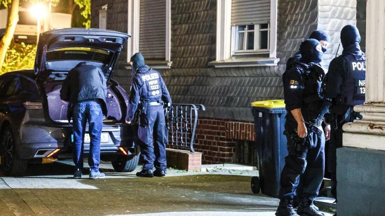 <p>Polizisten sind bei einer Razzia in Hagen im Einsatz.</p>
