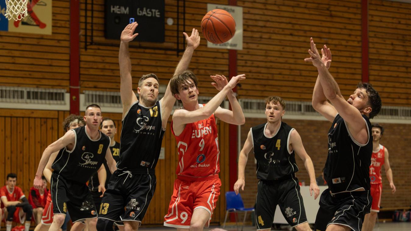 <p>Die Eupener um Elias Lienne (Mitte) warfen sich über die Abstiegsrunde zum Klassenerhalt.</p>