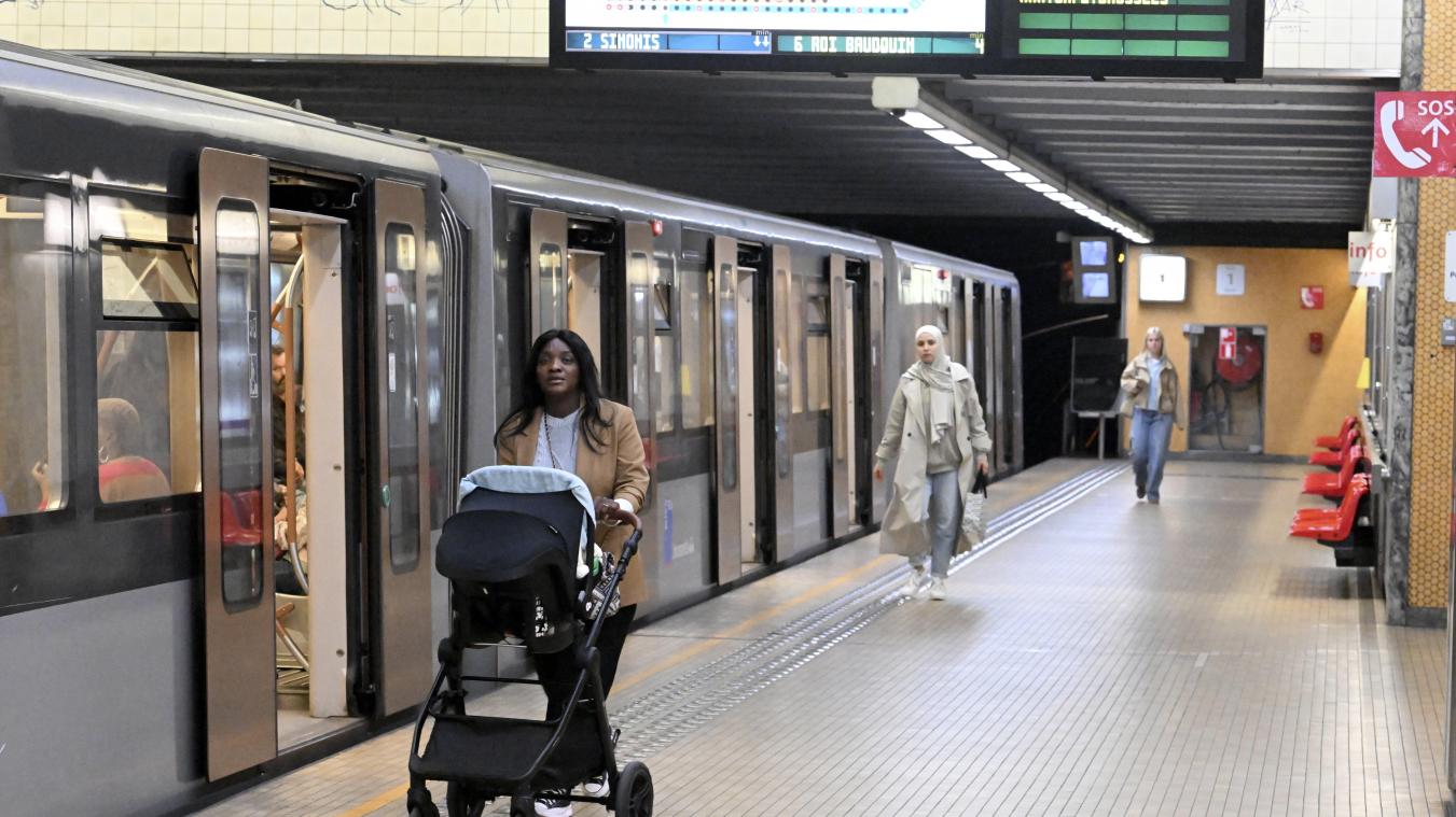 <p>Fahrgäste steigen in eine Metro der STIB ein und aus: Die Sicherheit von Fußgängern und Nutzern des öffentlichen Nahverkehrs steht zunehmend im Fokus der Debatte.</p>