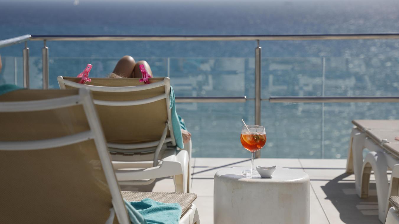 <p>Eine Kundin sonnt sich auf der Dachterrasse des Hotels Iberostar Bahia de Palma am Strand von Arenal auf Mallorca.</p>