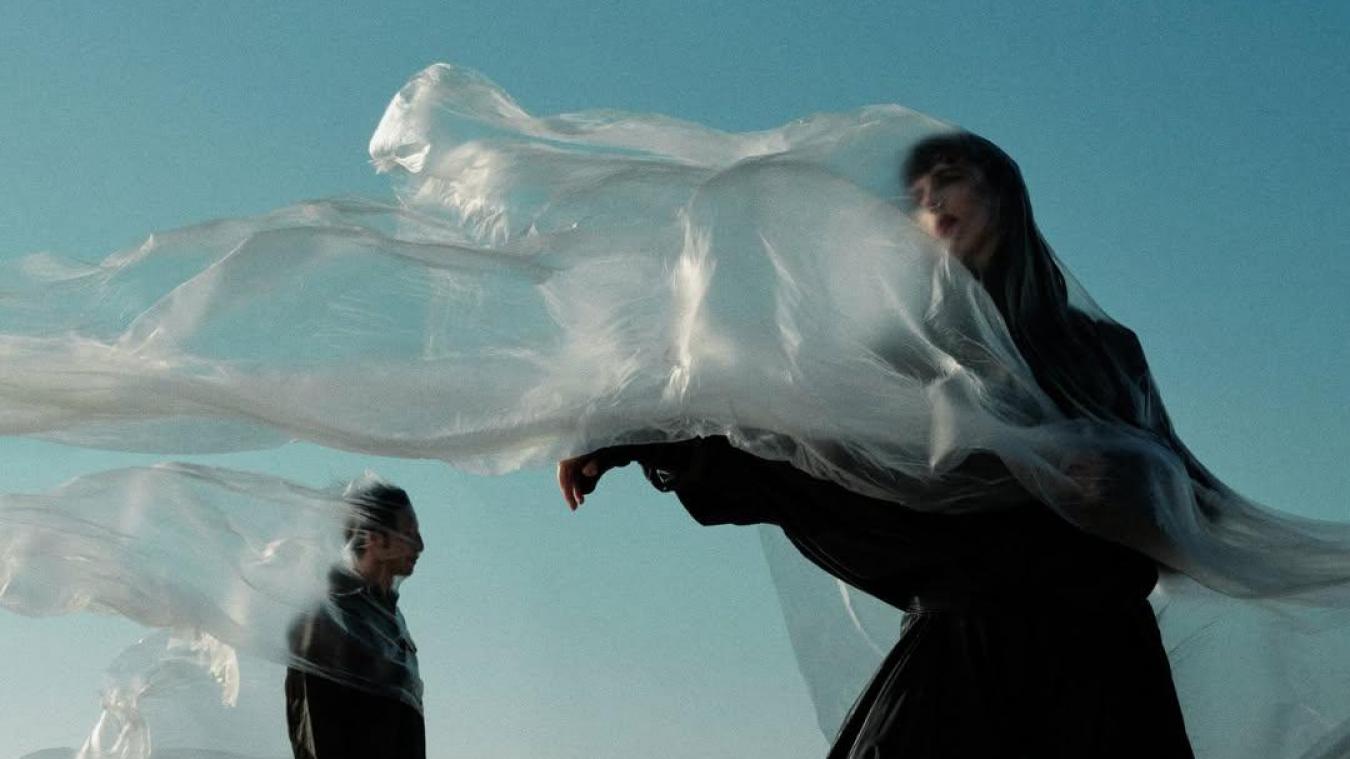 <p>„Kiss The Grass (Allez Allez)“ heißt die offizielle WM-Hymne der Rote Teufel. Der Song entstand in Zusammenarbeit zwischen Sylvie Kreusch (rechts) und Roméo Elvis (links) und soll Belgien musikalisch auf das Turnier einstimmen.</p>