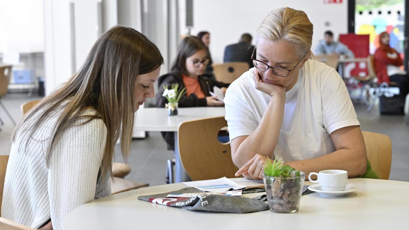 <p>Beim Studieninfotag der AHS nutzten zahlreiche Interessierte die Gelegenheit, Einblicke in Studiengänge zu gewinnen und Fragen direkt an Dozenten und Studierende zu richten.</p>