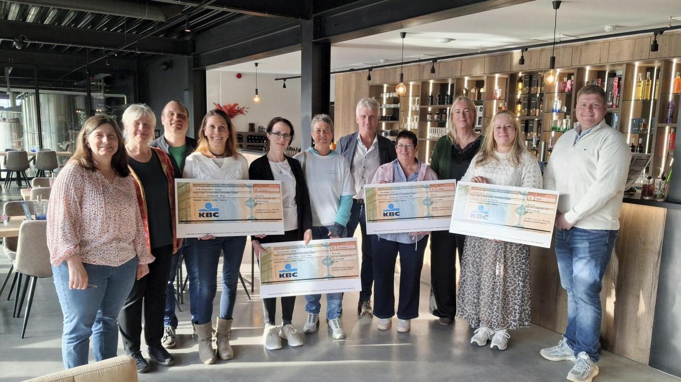 <p>Vertreter der vier Spendenempfänger gemeinsam mit VVR-Vizepräsident Frederik Wertz (rechts) sowie Kirsten Unsöld und Christian Neuß aus dem Vorstand des Verkehrsvereins Raeren</p>