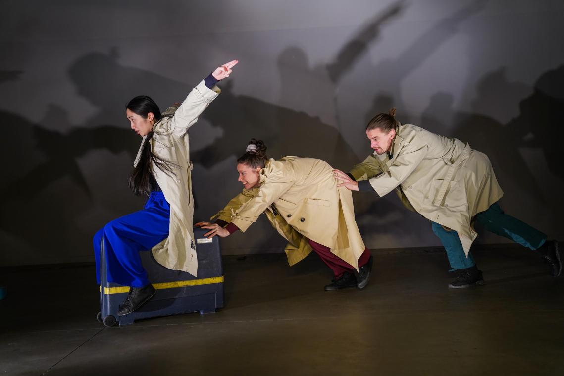 <p>Marcia Liu, Nona Munnix und Pol Van den Broek tanzen nicht nur, sie führen auch gemeinsam die Puppe.</p>