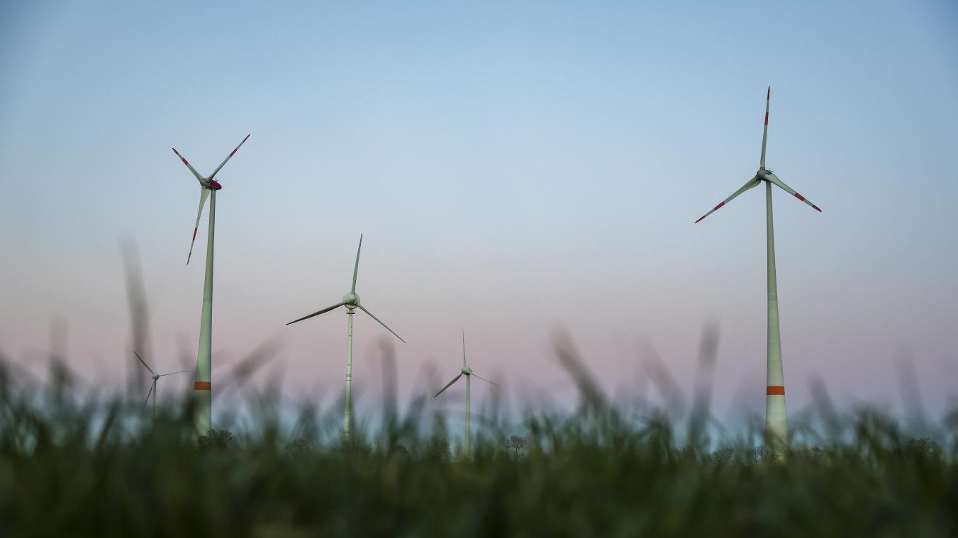 <p>Nach Abschluss des Rekursverfahrens vor dem gemischten Berufungsausschuss der Wallonischen Region und der Deutschsprachigen Gemeinschaft steht fest: Statt der ursprünglich vorgesehenen fünf Windkraftanlagen dürfen iun Raeren lediglich drei errichtet werden.</p>