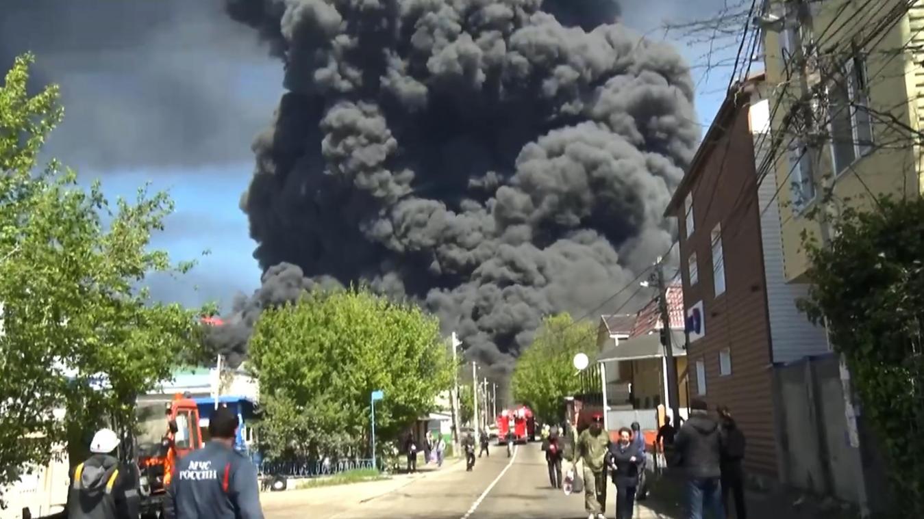 <p>In diesem Bild aus einem Video, das vom Telegram-Kanal des Gouverneurs der Region Krasnodar, Weniamin Kondratjew, veröffentlicht wurde, steigt Rauch auf nach einem Drohnenangriff auf die Ölraffinerie und das Ölterminal in Tuapse.</p>