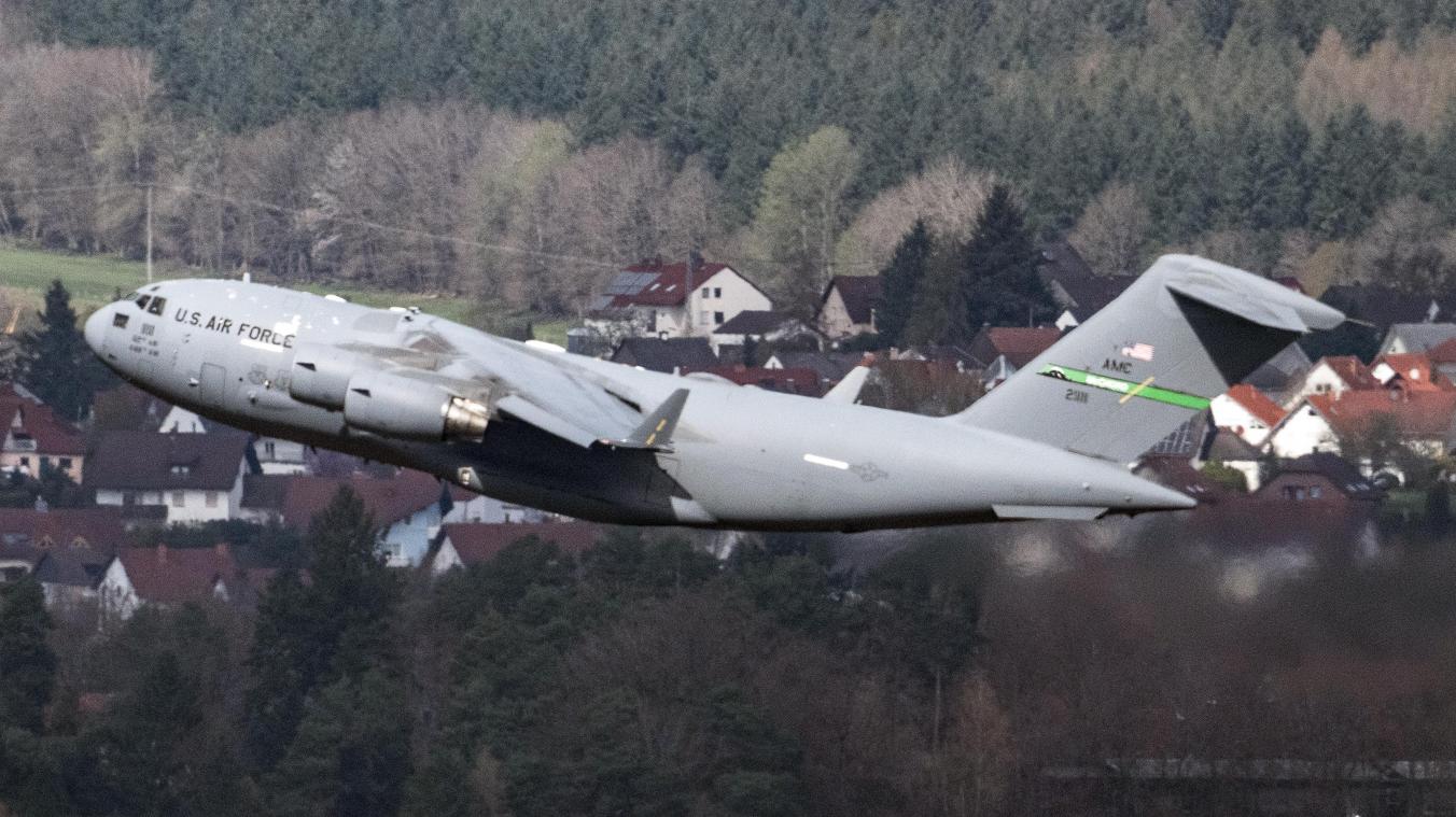 <p>Ein militärisches Transportflugzeug vom Typ Boeing C-17 Globemaster III startet von der US-Airbase in Ramstein.</p>