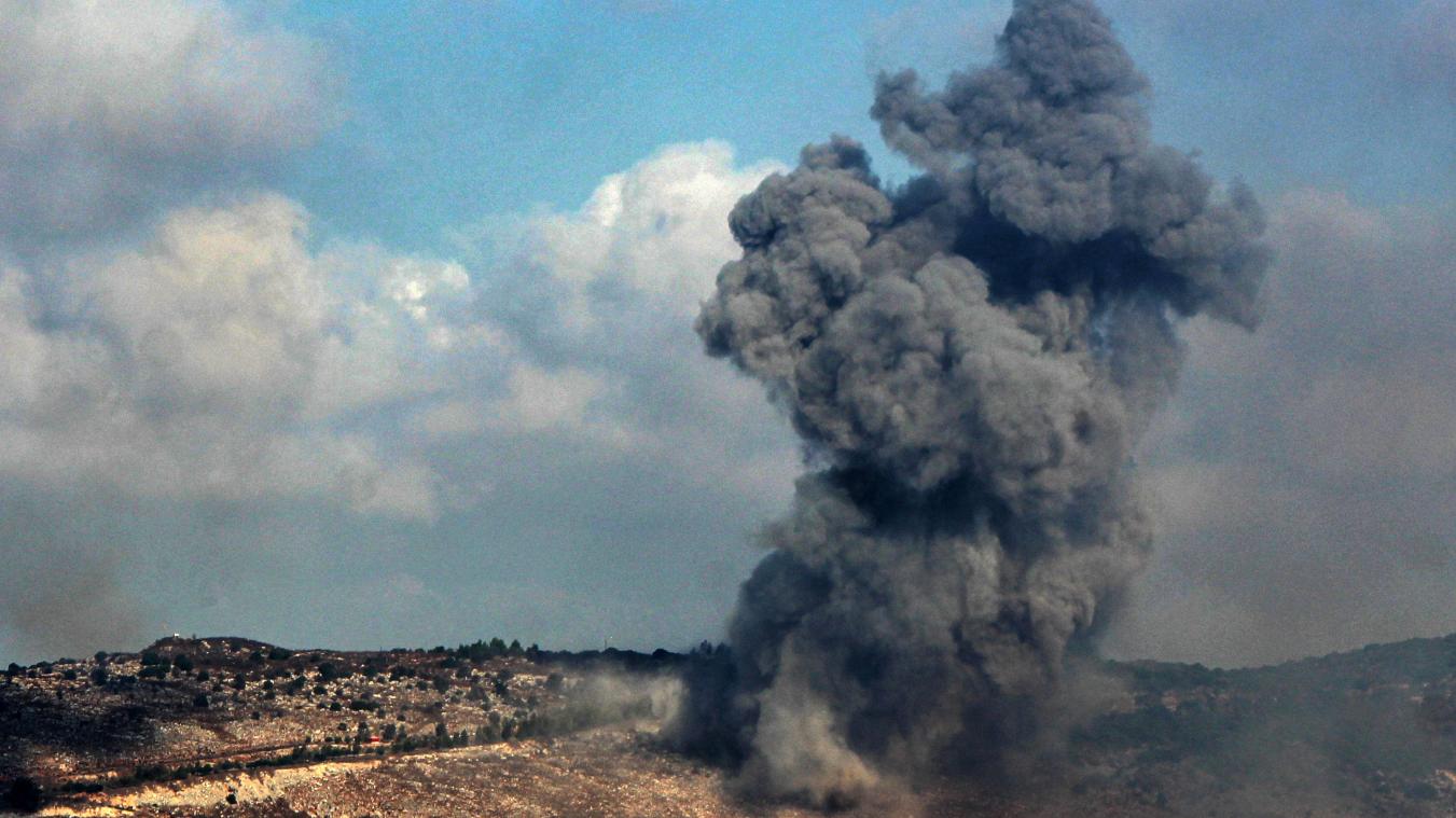 <p>Schwarze Rauchschwaden steigen nach einem israelischen Luftangriff auf einen mutmaßlichen Hisbollah-Stützpunkt am Rande der südlibanesischen Stadt Nabatieh auf.</p>